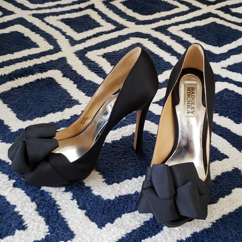 Badgley Mischka Black Satin Pumps size 7